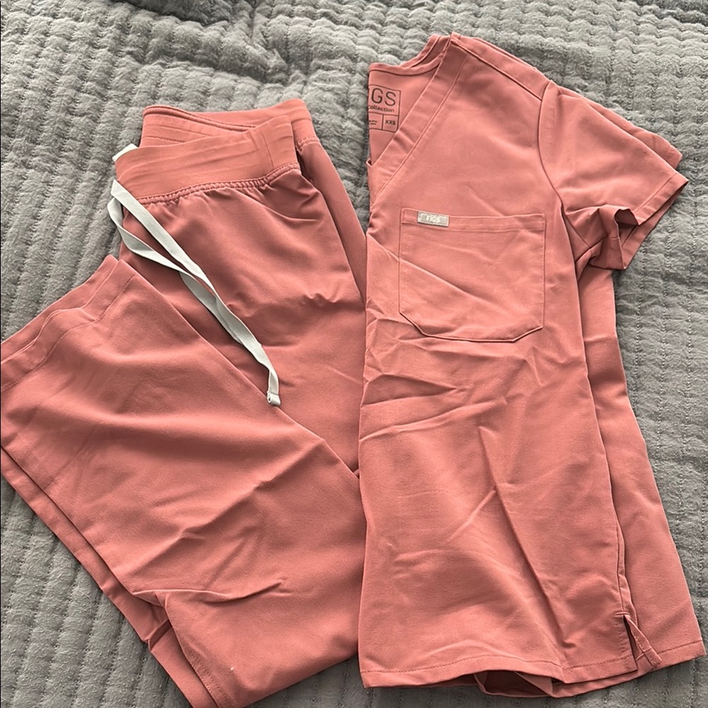 FIGS Mauve Scrub Set